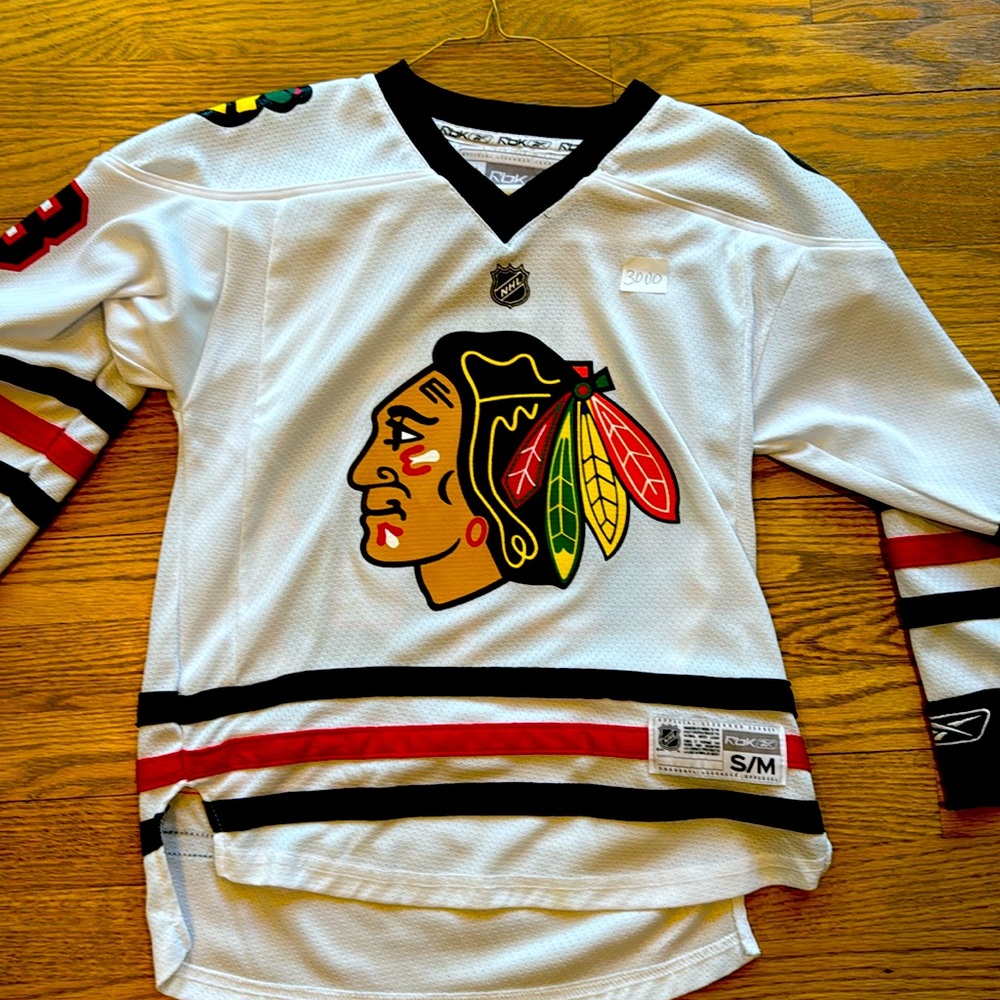 YOUTH SMALL PATRICK KANE BLACKHAWKS JERSEY (BARELY WORN) (PERFECT FOR KIDS)